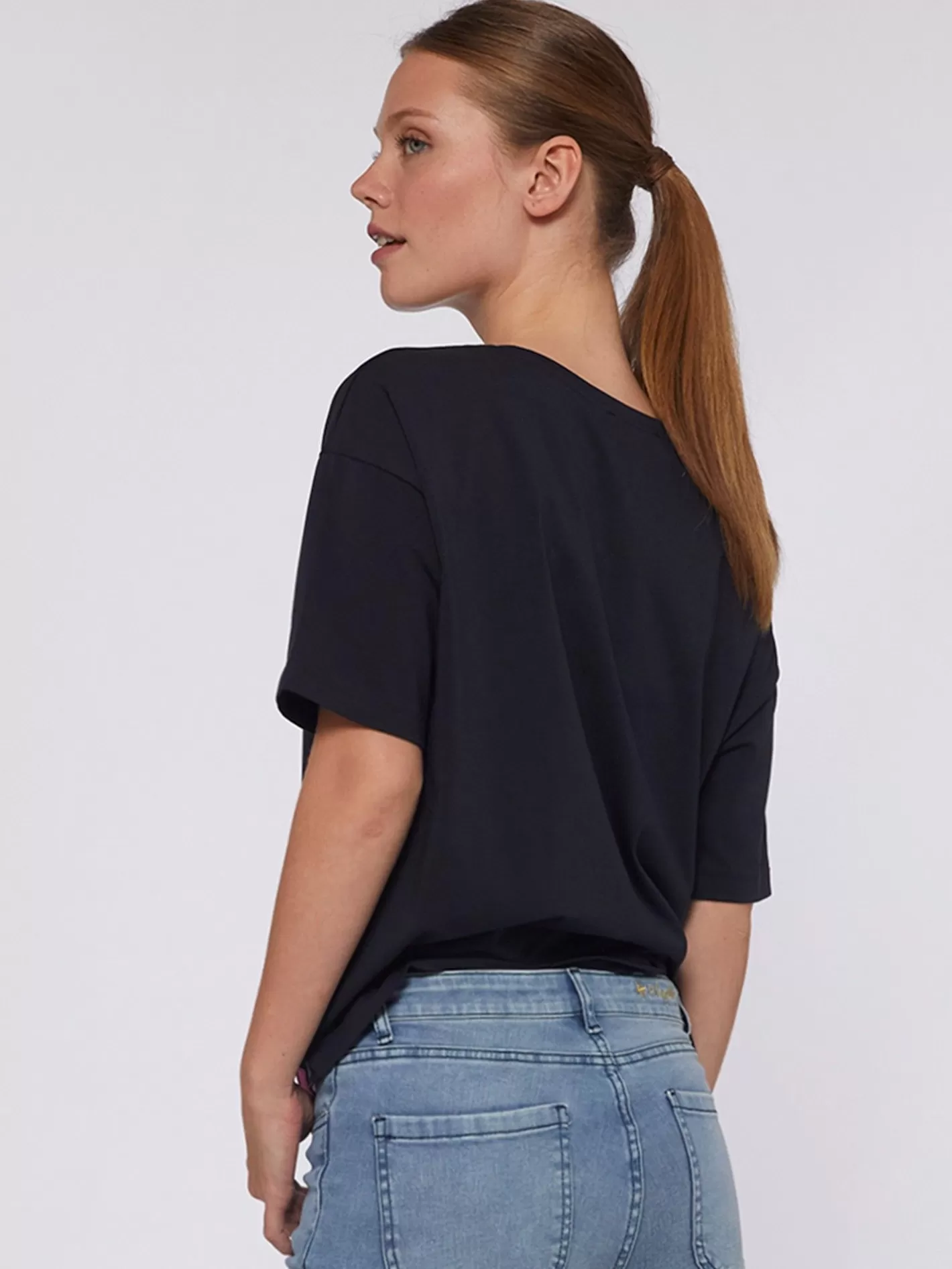 camiseta_nudo_estampado_flores_pintadas_2.webp Camisetas | Vilagallo Camiseta Nudo Estampado Flores Pintadas